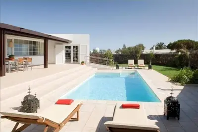 Image de Contemporary Puerto del Carmen Villa | 3 Bedrooms | Casa Janubio Dos | Wifi and Air Conditioning | Perfect for families