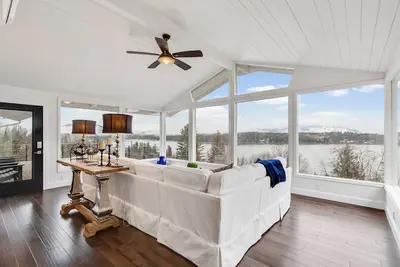 Image de Luxueux, rénové, vue sur le lac avec terrasse et feu-minutes au lac!