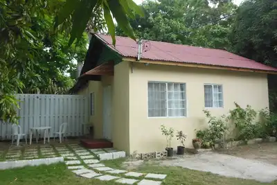 Image de Sweet Serenity Cottage - Marchez jusqu'Ă Hip Strip, Doctor's Cave Beach, Margaritaville!