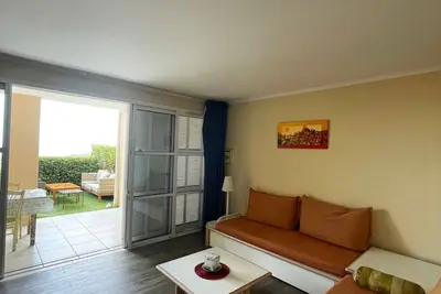 Image de 2 pièces en rez-de-jardin avec vue mer, piscine et parking à Saint-Raphaël