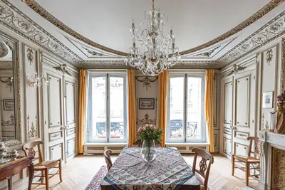 Image de Maison 3br de charme classique dans le quartier des théâtres, près de Pigalle, par Veeve