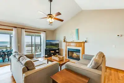 Image de Maison en bord de mer avec accès à la plage privée, véranda grillagée et grande terrasse!