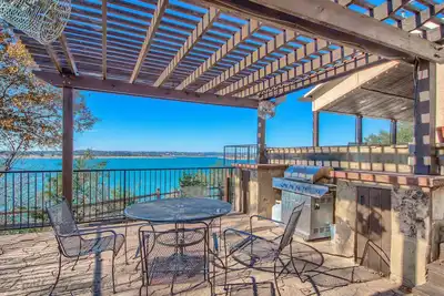 Image de Vue à 180 degrés sur le lac Canyon! Le luxe haut de gamme vous attend!