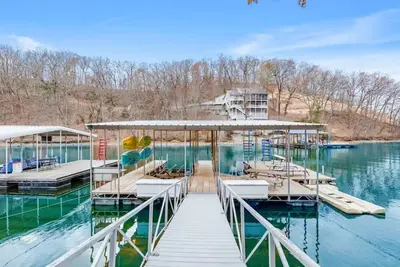 Image de Lakefront, Chill and Swimmable Cove, 2 Well Dock, près de Strip; Stationnement facile