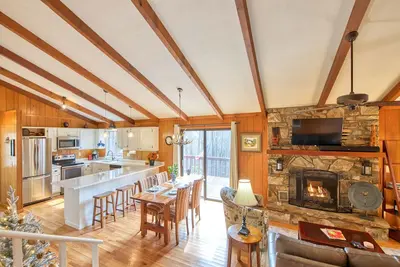 Image de Creekside Cabin in Maggie Valley Country Club with Club Pool access -2 King beds