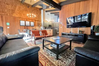 Image de Lumineux Condo 4br mis Ă jour au coeur de Mammouth!