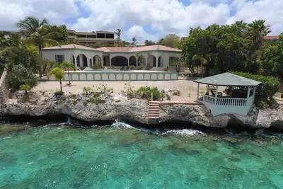 Image de Kas Berde Kanti Laman - Villa de vacances en bord de mer avec piscine privée et 3 chambres