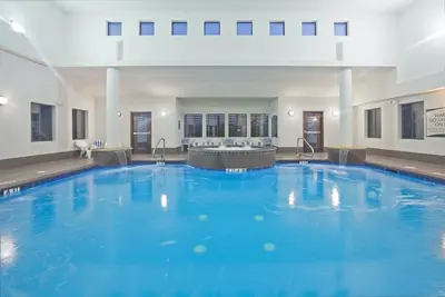 Image de Piscine intérieure + Wi-Fi gratuit, petit-déjeuner gratuit | Suite King entièrement équipée