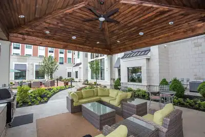 Image de Suite Queen Accessible aux Personnes à Mobilité Réduite | Wi-Fi gratuit, petit-déjeuner quotidien gratuit + accès à la piscine