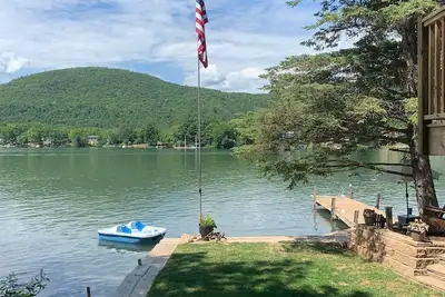 Image de Northern Lake George. . . Belle maison en bois rond avec front de mer direct