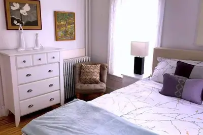 Image de The Old Charm of Cozy Victorian in downtown