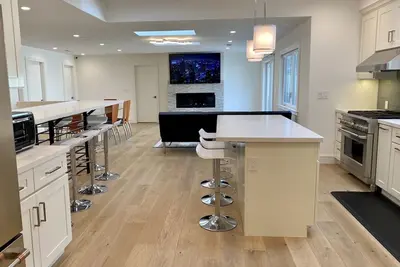 Image de 8 Br 8 salles de bain, idéal pour les groupes / retraites, nouvelle rénovation complète, promenade au centre-ville