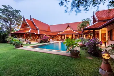 Image de 6-8br Villa familiale exceptionnelle de style temple dans un grand parc tropical avec étang
