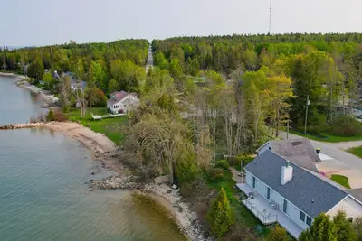 Image de Nouveau! Lakefront De Tour Village Home w / Deck & Grill