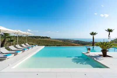 Image de Location villa Sicile proche mer avec piscine, vue, Wi-Fi et climatisation