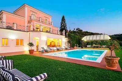Grande villa de luxe en Sicile à louer sur la côte tyrrhénienne et près de la plage, piscine, climatisation, vue sur la mer, Wi-Fi, à pied de la ville