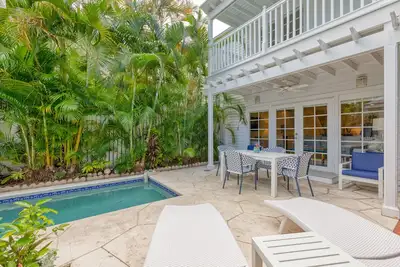 Image de \"Isle Azure\" ~ Charmant 3 chambres / 3 salles de bains dans la zone annexe Truman souhaitable!