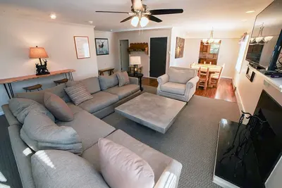 Image de Condo spacieux, jusqu'à 10 personnes, cuisine complète, terrasse avec vue sur la rivière
