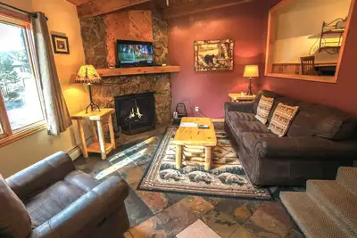Image de 1 chambre, 1 salle de bain, grande terrasse avec bain à remous personnel, barbecue et meubles de patio.