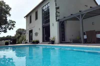 Image de Belle villa moderne avec piscine privée entourée de champs et de forêts