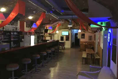 Image de Pub au sous-sol entier pour enterrement de vie de garçon \/ 26 personnes