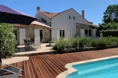 Image de Maison d'architecte avec piscine chauffée, coeur de village, à 3 km des plages