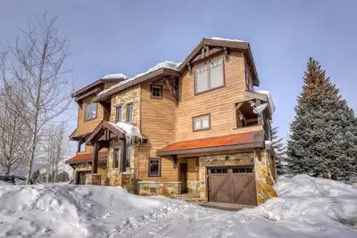 Image de Une vue imprenable dans une maison familiale avec accès au lac Grant et à proximité du golf