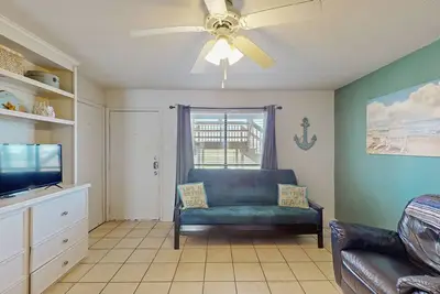 Image de Condo devant le canal avec piscine partagée, quai, terrasse fermée - près de la plage!