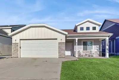Image de Maison moderne et spacieuse avec accès à une piscine partagée, à proximité du parc d'État de Bear Lake!
