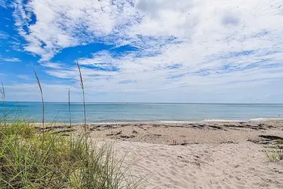 Beachy Villa dans un cadre sécurisé ultra-luxuriant, étapes privées d'accès à l'océan et plus encore!