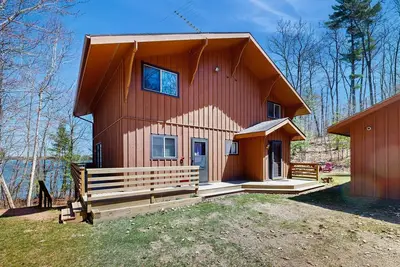 Image de Nouvelle Liste! Maison au bord du lac avec quai, pédalo, foyer - familial!