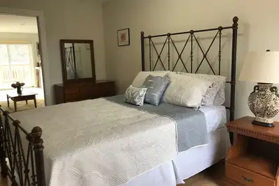 Image de light and breezy top floor apartment