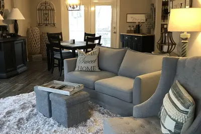 Image de Magnifique Maison De Ville De 2 Histoires REMODÉE Avec Vue Sur Le Lac