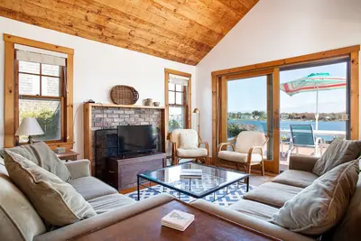 Image de Narragansett Waterfront Home avec Dock