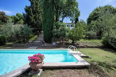 Image de Maison de vacances entouré d'oliviers et de forêt de pins