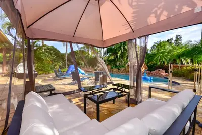 Image de Superbe villa - piscine, bain Ă remous, salle de jeux et bien plus encore!