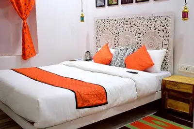 Image de Comme mon pays natal est Jaisalmer, je veux promouvoir la culture et les traditions et les destinations de mon jaisalmer, alors j'ai commencé ce séjour chez moi. Je vis également dans mon séjour à la maison avec ma famille afin que non seulement moi, m.