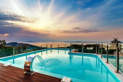 Image de Amore Rentals -Villa Eva with Swimming Pool, Spa, Terraces, Sea View, Parking and Air Conditioning