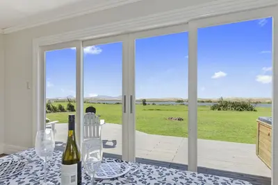 Image de Waipu Dunes - with Spa\nWaterfront walk to the beach. Pet-Friendly! \nWaipu Cove