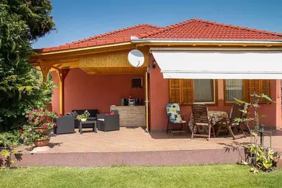 Image de Maison de vacances avec piscine extérieure et WiFi, grill