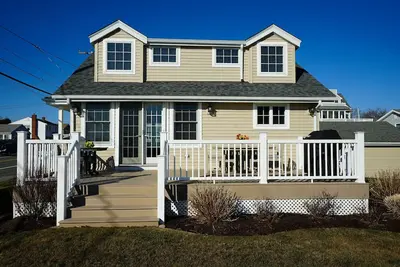 Image de Maison impeccable À pied de la plage, vue sur l'océan, grande terrasse, vaste cour!