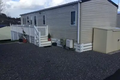 Image de Caravane moderne de 2 chambres avec terrasse et patio environnants; peut accueillir jusqu'Ă 6 personnes