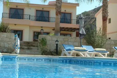 Image de Zeus Villa. Villa de trois chambres avec grande piscine privée et jardin paysager.