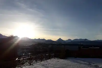 Image de Studio chaleureux avec vue sur les montagnes.