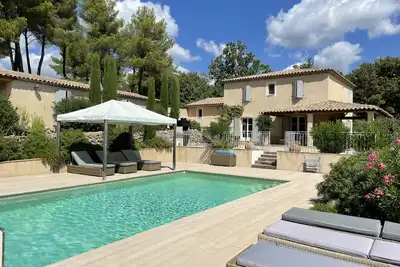 Image de villa à flanc de coteau de luxe avec magnifique vallée et village vue