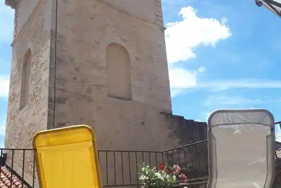 Image de Maison de village climatisée en pierres apparentes avec grande terrasse