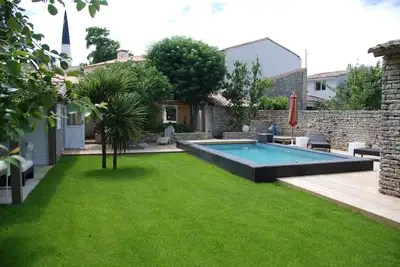 Image de maison de caractère avec parking jardin et piscine prives