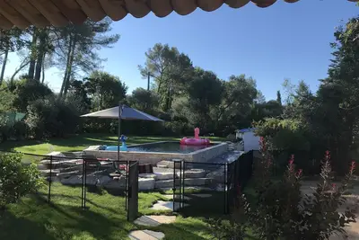 Image de Maison de plein pied climatisée au calme avec piscine privée