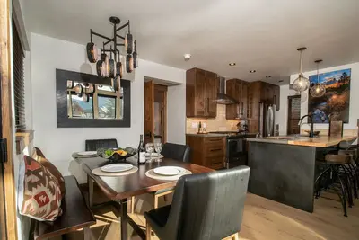 Image de Chic Retreat – Indoor/Outdoor Fireplace, Private Jacuzzi, Great Location!