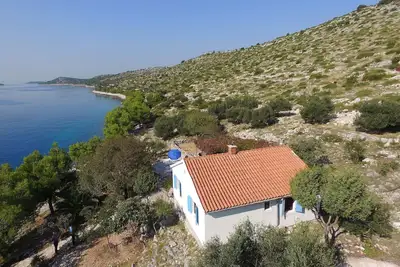 Image de La maison sur l'île Sit est entourée d'une belle nature